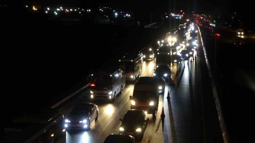 TEM ’deki yol çalışması D-100 ’e yansıdı: Uzun araç kuyrukları oluştu
