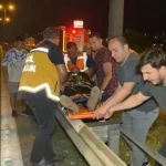 temde_tirdan_devrilen_yuklere_otomobil_carpti_trafik_felc_oldu_3_yarali_1689724275_5385