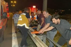 temde_tirdan_devrilen_yuklere_otomobil_carpti_trafik_felc_oldu_3_yarali_1689724275_5385