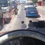 trafikte-sasirtan-anlar-arizalanan-otomobili-geri-geri-cekti