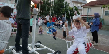 Yaz tatilinin tadını geleneksel oyun ve oyuncaklar ile çıkartıyorlar