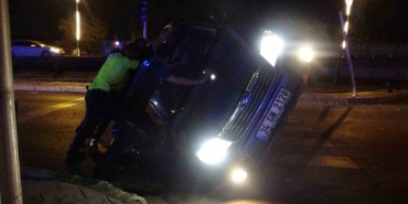 Alkollü sürücünün kullandığı cip sinyalizasyon direğine çarpıp böyle yan yattı