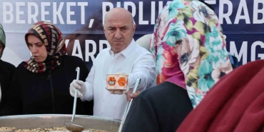 Başkan Bıyık, vatandaşlara aşure dağıttı