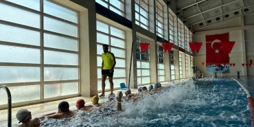 Bir ayda 3 bin 500 çocuk yüzme sporuyla tanıştı
