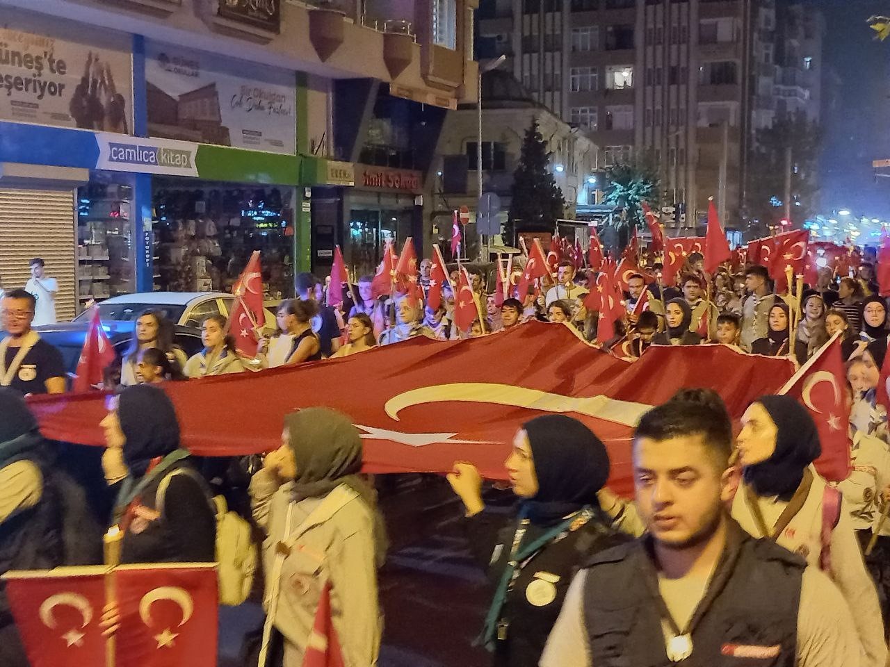 Büyük Taarruz ’un yıl dönümünde yüzlerce kişi fener alayında buluştu