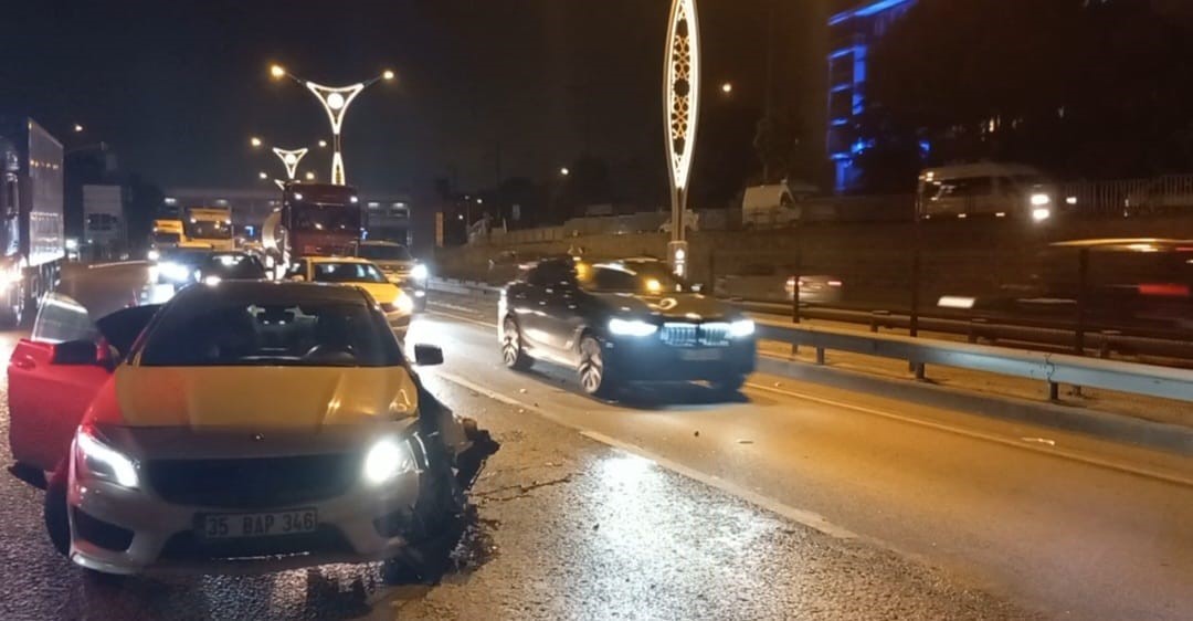 D-100 ’de 4 araç kazaya karıştı, trafik durma noktasına geldi