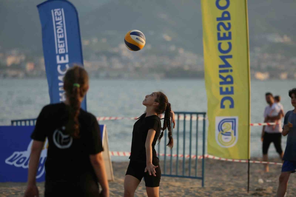 Derince ’de plaj voleybolu turnuvası kıyasıya mücadele ile başladı