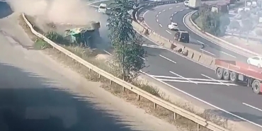 Devrilen tırın altında kalan sürücünün öldüğü kaza kamerada