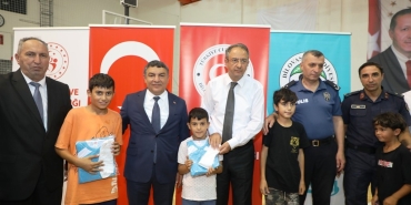 Dilovası ’nda bin 500 öğrenciye forma dağıtıldı