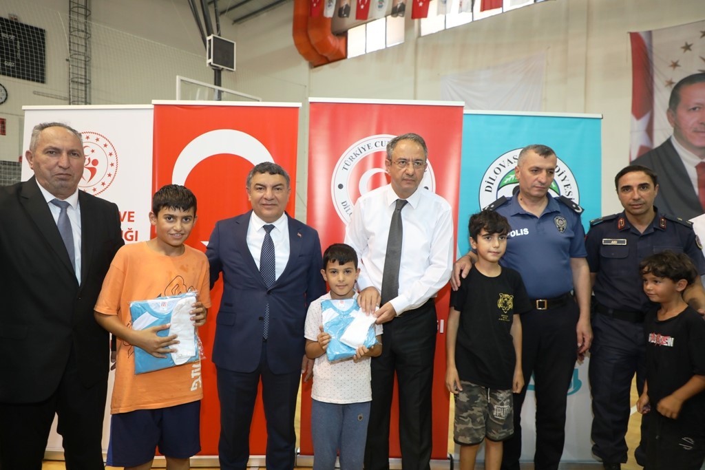 Dilovası ’nda bin 500 öğrenciye forma dağıtıldı