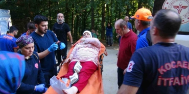 Doğa harikası şelaleyi görmek isterken düşen kadın kurtarıldı