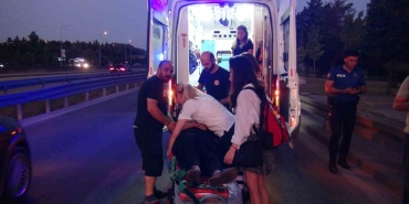 İş makinesi taşıyan tır ile otomobil çarpıştı: 1 yaralı