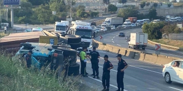 Kocaeli ’de devrilen tırdan fırlayan sürücü öldü