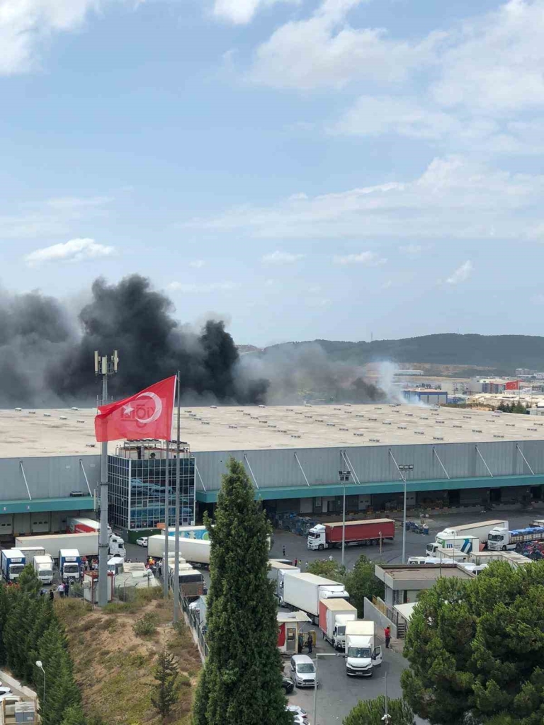 Kocaeli ’de Migros deposunda büyük yangın