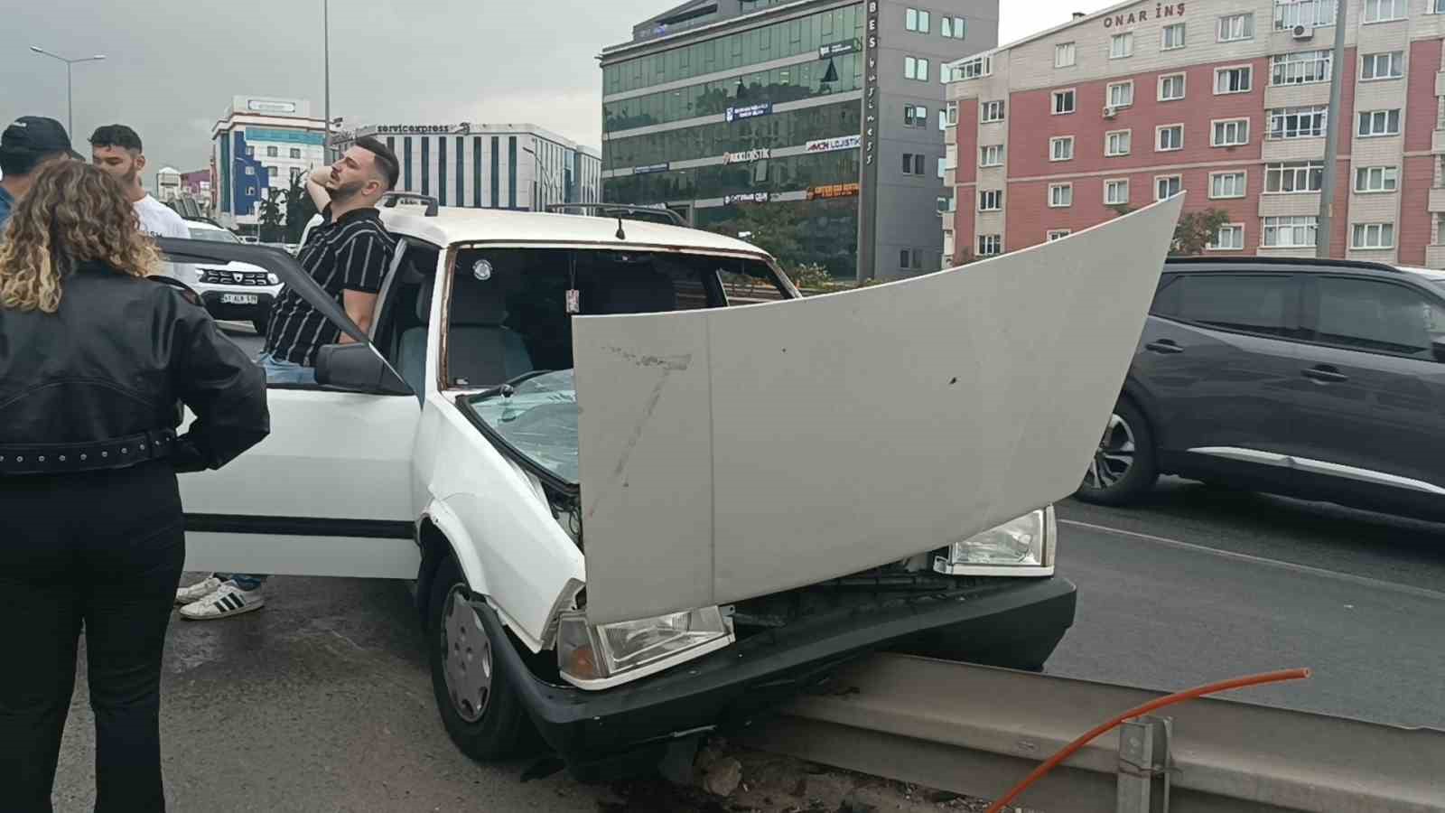 Kocaeli ’de otomobil bariyerlere çarptı: 1 yaralı