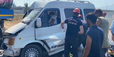 Minibüs su tankerine çarptı: Sıkışan sürücü aracın kapısı kesilerek çıkartıldı