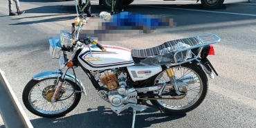 Motosiklet kamyon ile bariyer arasına sıkıştı: 1 ölü, 1 yaralı