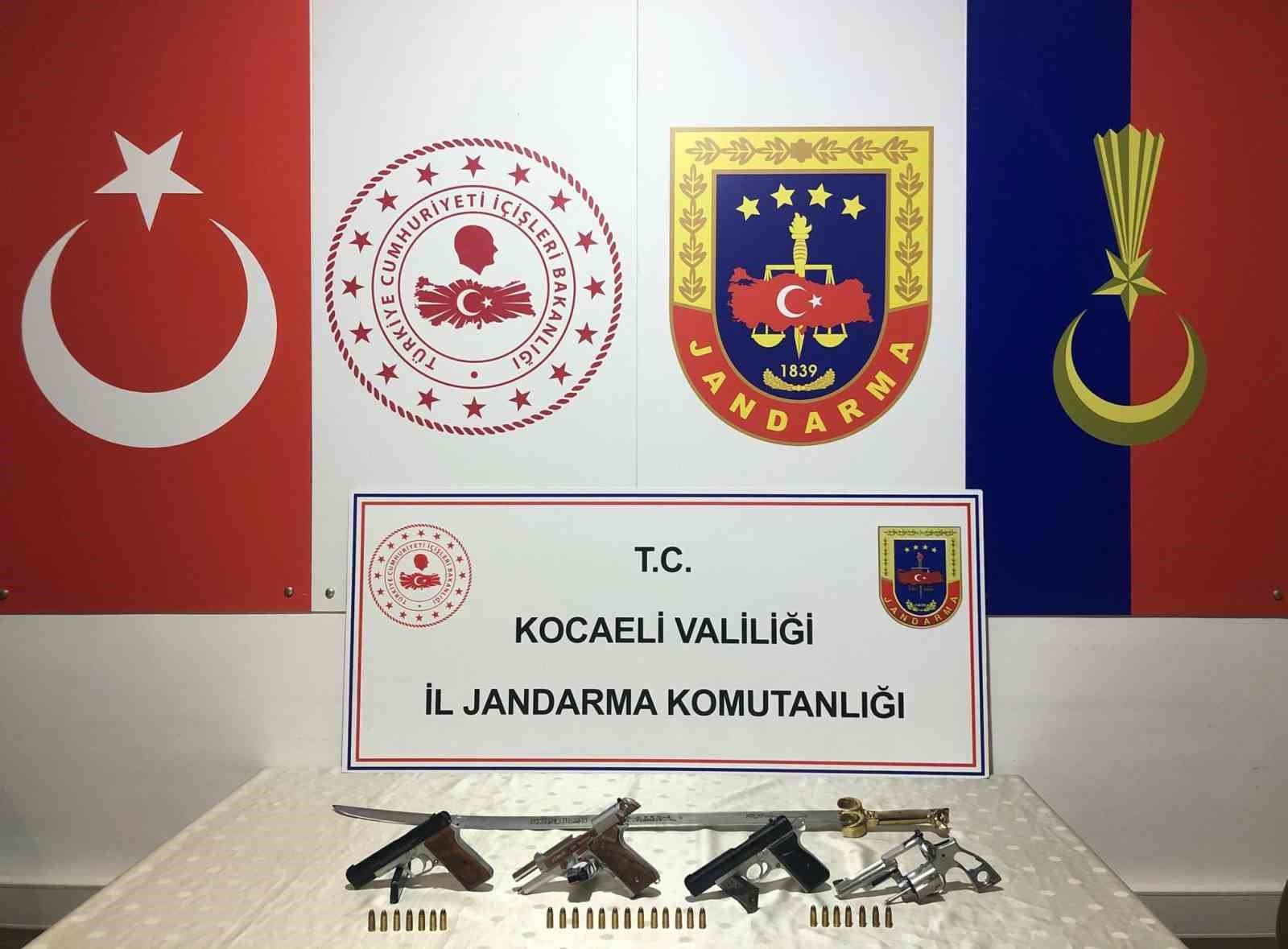 Operasyon yapılan evden kılıç çıktı