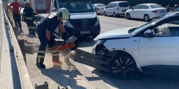 Otomobil bariyerlere ok gibi saplandı:1 yaralı