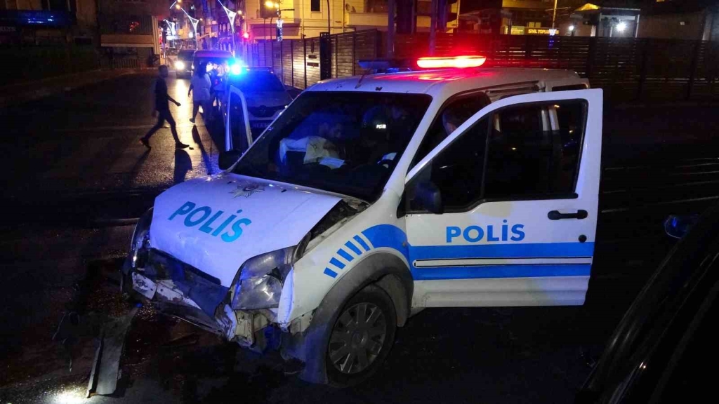 Polis aracı ile otomobil çarpıştı: 1 ’i polis 2 yaralı