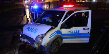 Polis aracı ile otomobil çarpıştı: 1 ’i polis 2 yaralı