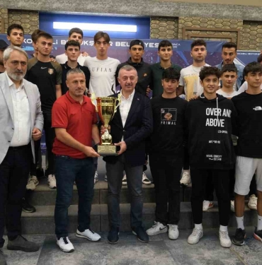 Amatör futbolda şampiyonlar kupalarına kavuştu