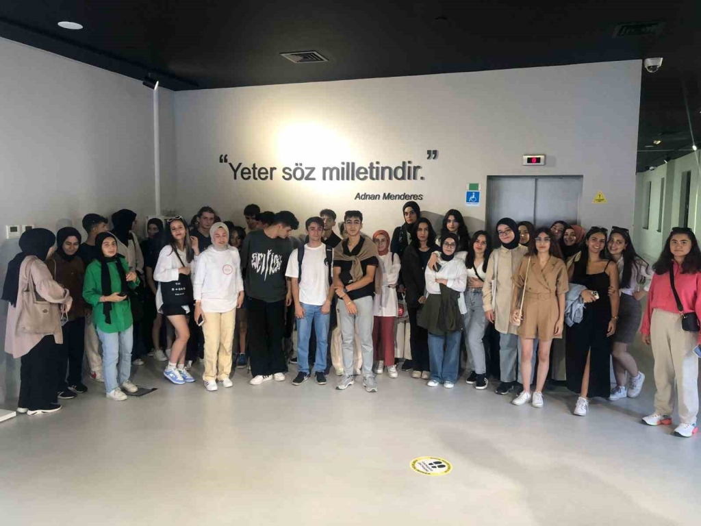 Darıcalı gençler Demokrasi Adası ’nı gezdi