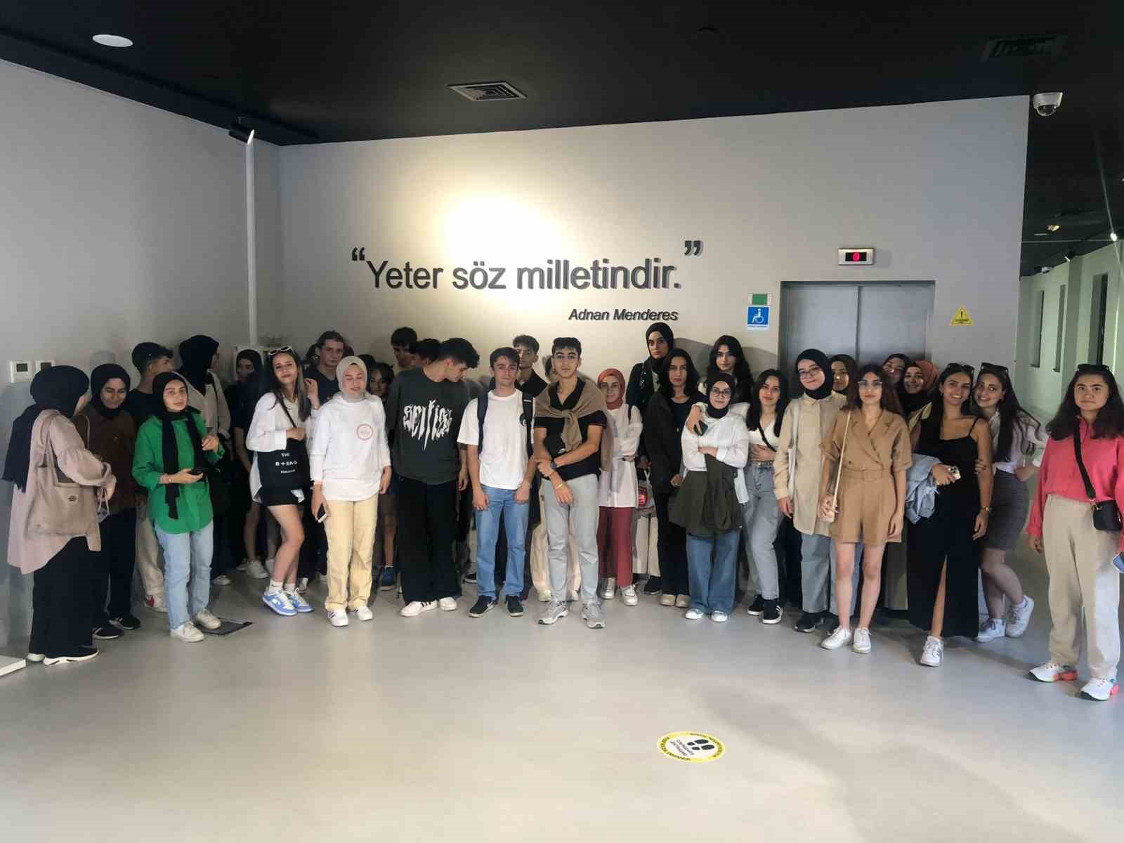 Darıcalı gençler Demokrasi Adası ’nı gezdi