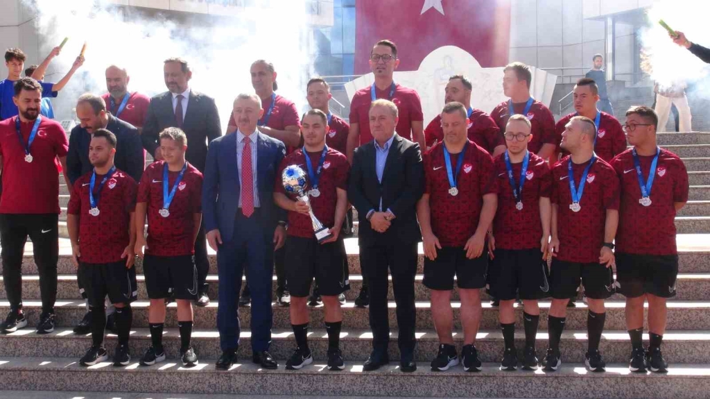 Down Sendromlu Futsal Milli Takımı ’na coşkulu karşılama