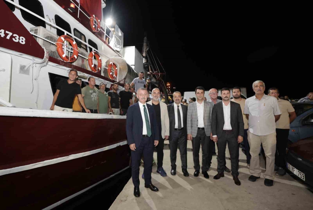Kocaeli ’de balıkçılar havai fişek eşliğinde denize açıldı