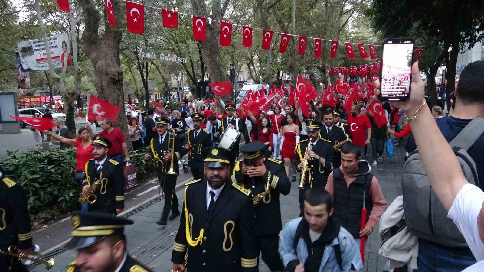 Cumhuriyet ’in 100. yıl dönümünde fener alayında buluştular