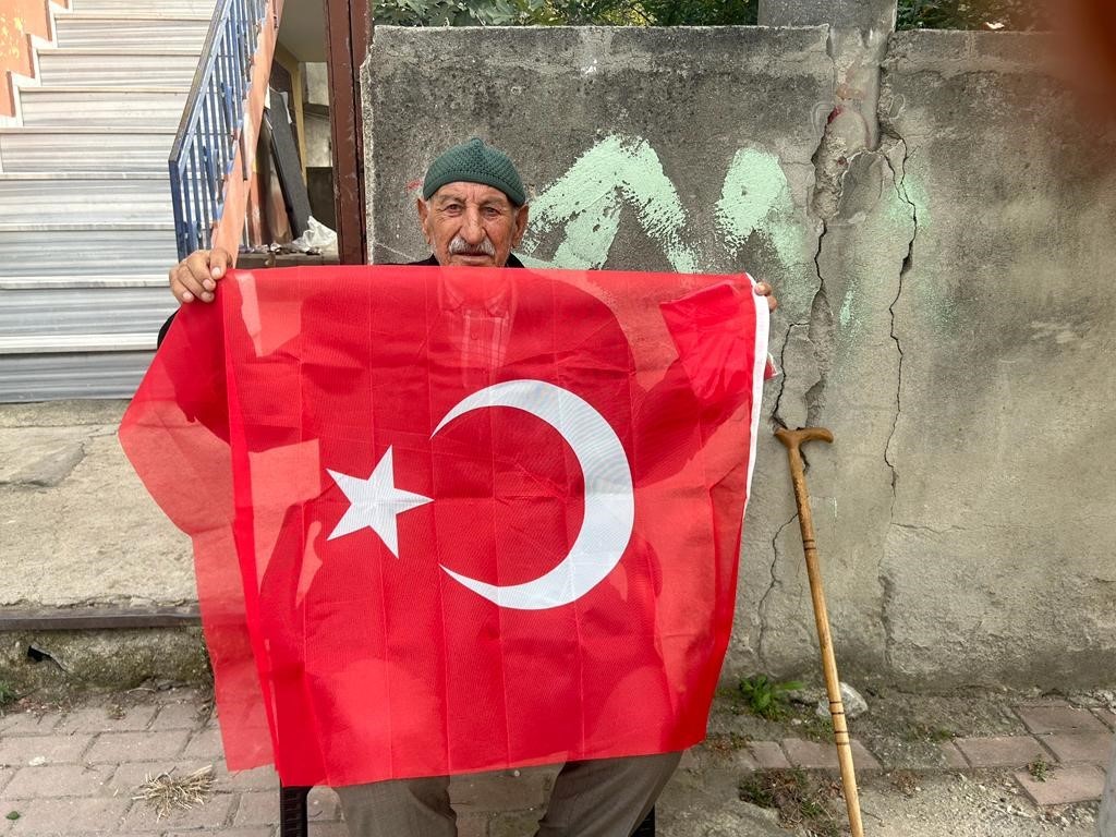 Dilovası ’nda 16 bin haneye Tük bayrağı dağıtıldı