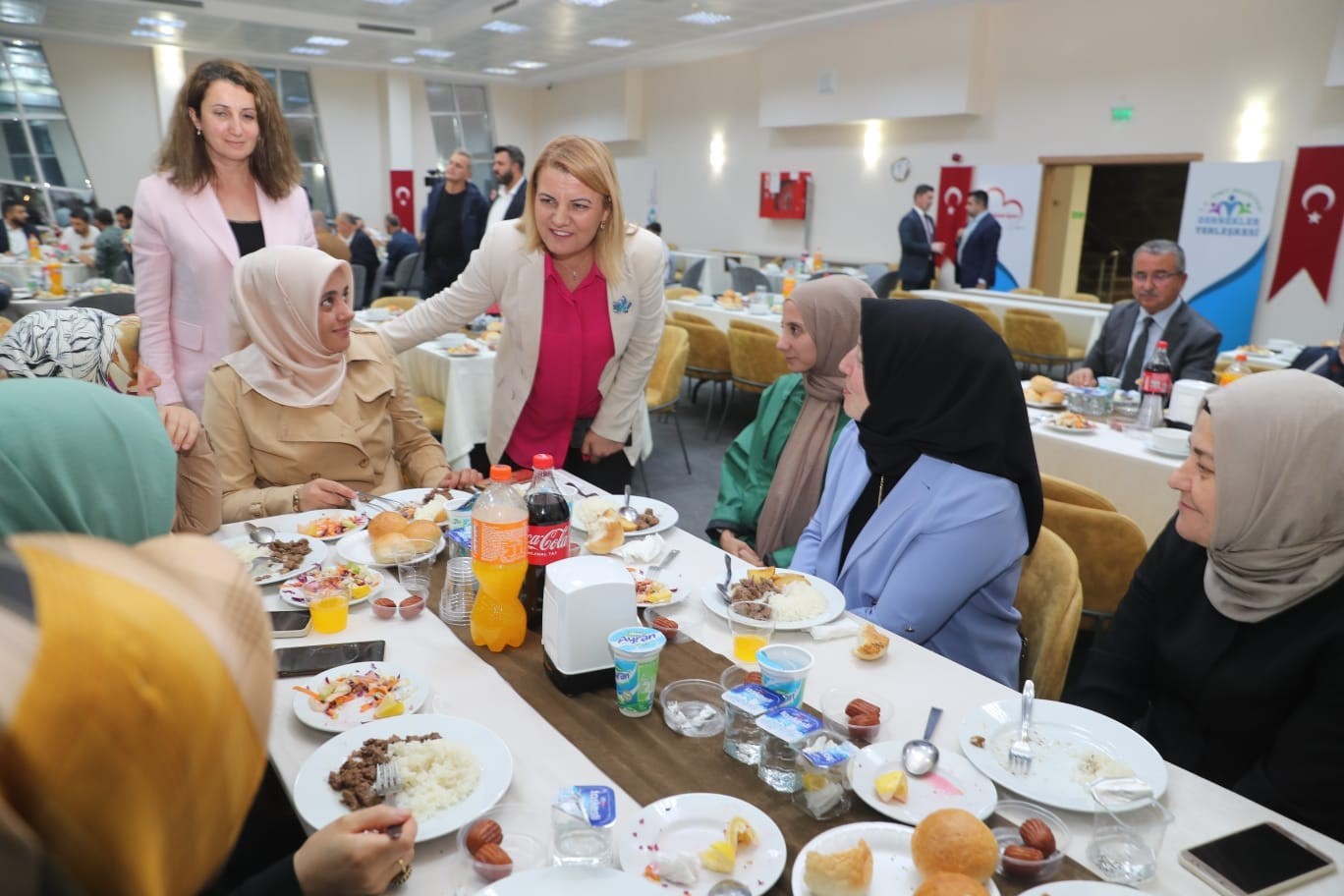 Din görevlileri ile buluşan Başkan Hürriyet: "Yaptığınız kutsal hizmetin değerini biliyoruz"