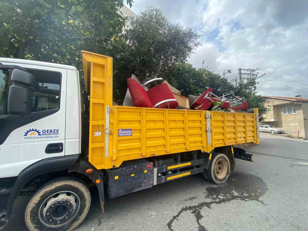 Evden kamyon dolusu çöp çıktı