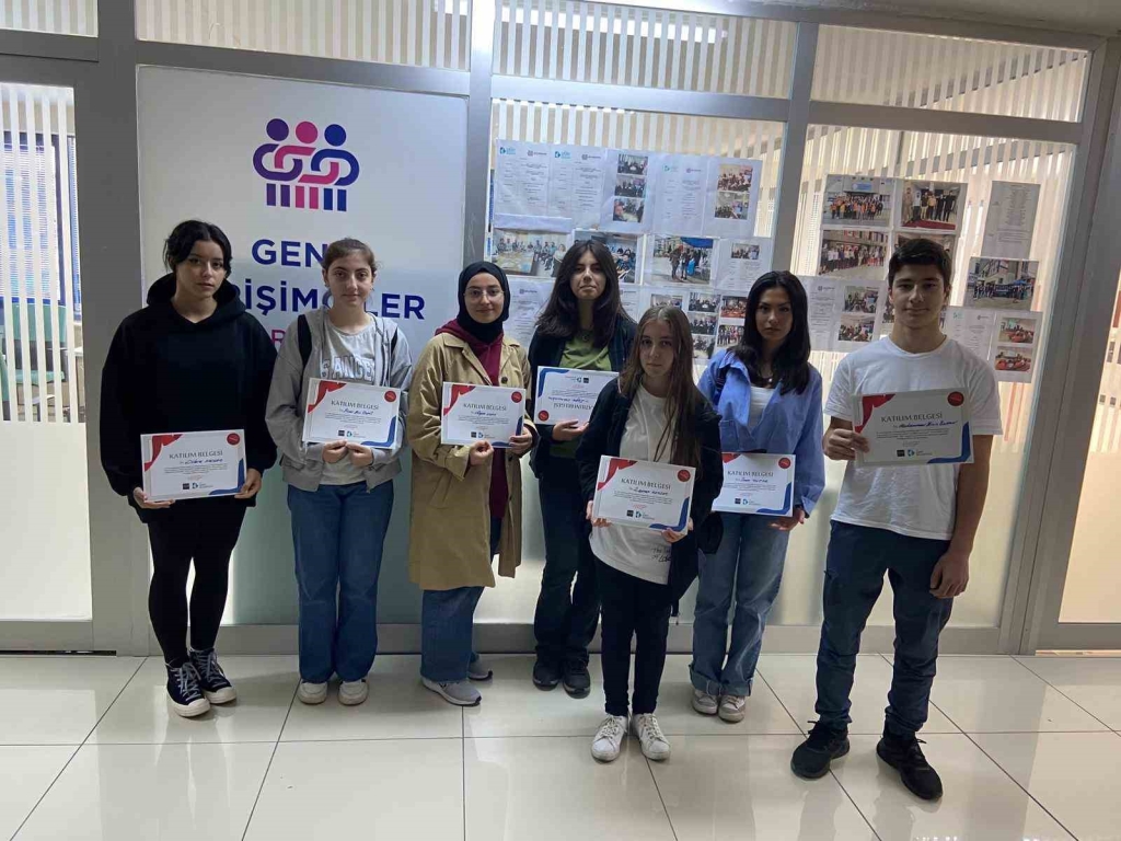 Fikirlerini geliştiren öğrenciler sertifikalarına kavuştu