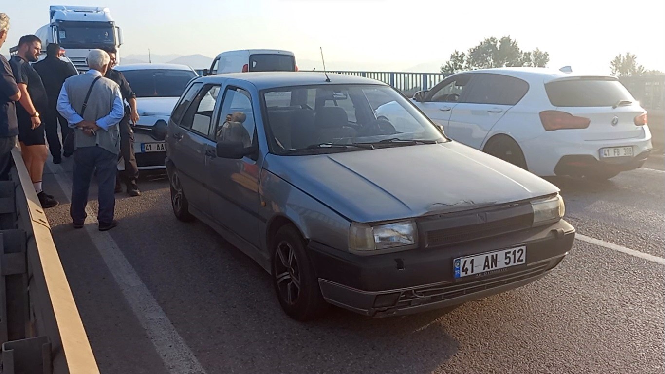 Kartepe ’de iki otomobilin çarpıştı: 1 kişi yaralandı