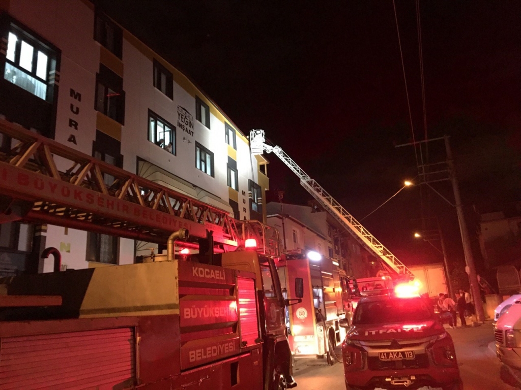 Kocaeli ’de çatı yangını