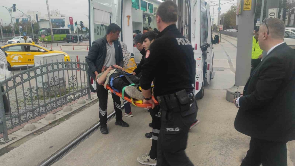 Kocaeli ’de tramvayın çarptığı yaya yaralandı