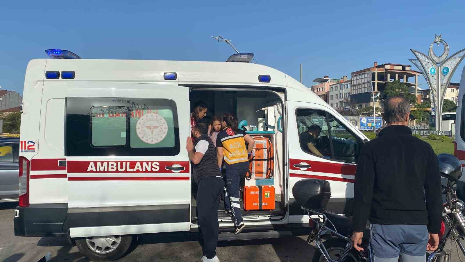 Otomobille ticari taksi çarpıştı: 2 ’si çocuk 4 yaralı