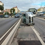 refuje-carpan-otomobil-yan-yatti-surucu-kazayi-yara-almadan-atlatti