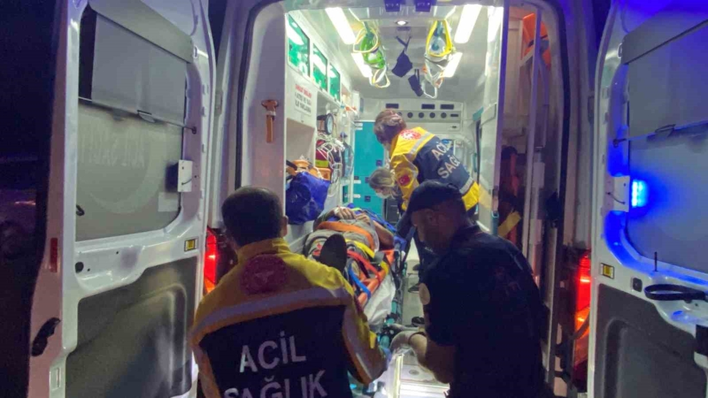 TEM ’de bariyerlere çarpan otomobil hurdaya döndü: 3 yaralı