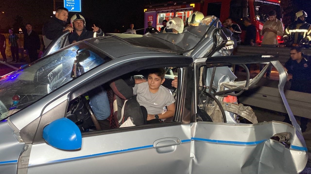 Tırın çarptığı otomobil kağıt gibi ezildi: 1 ’i çocuk 5 yaralı