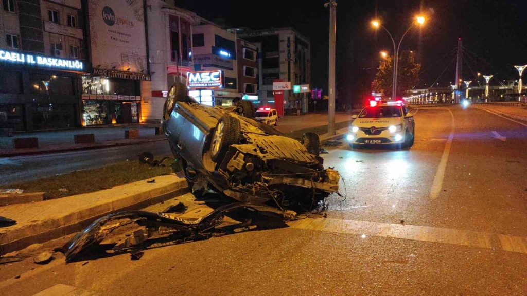 Trafik tabelasına çarpan otomobil takla attı: 1 ’i ağır 3 yaralı