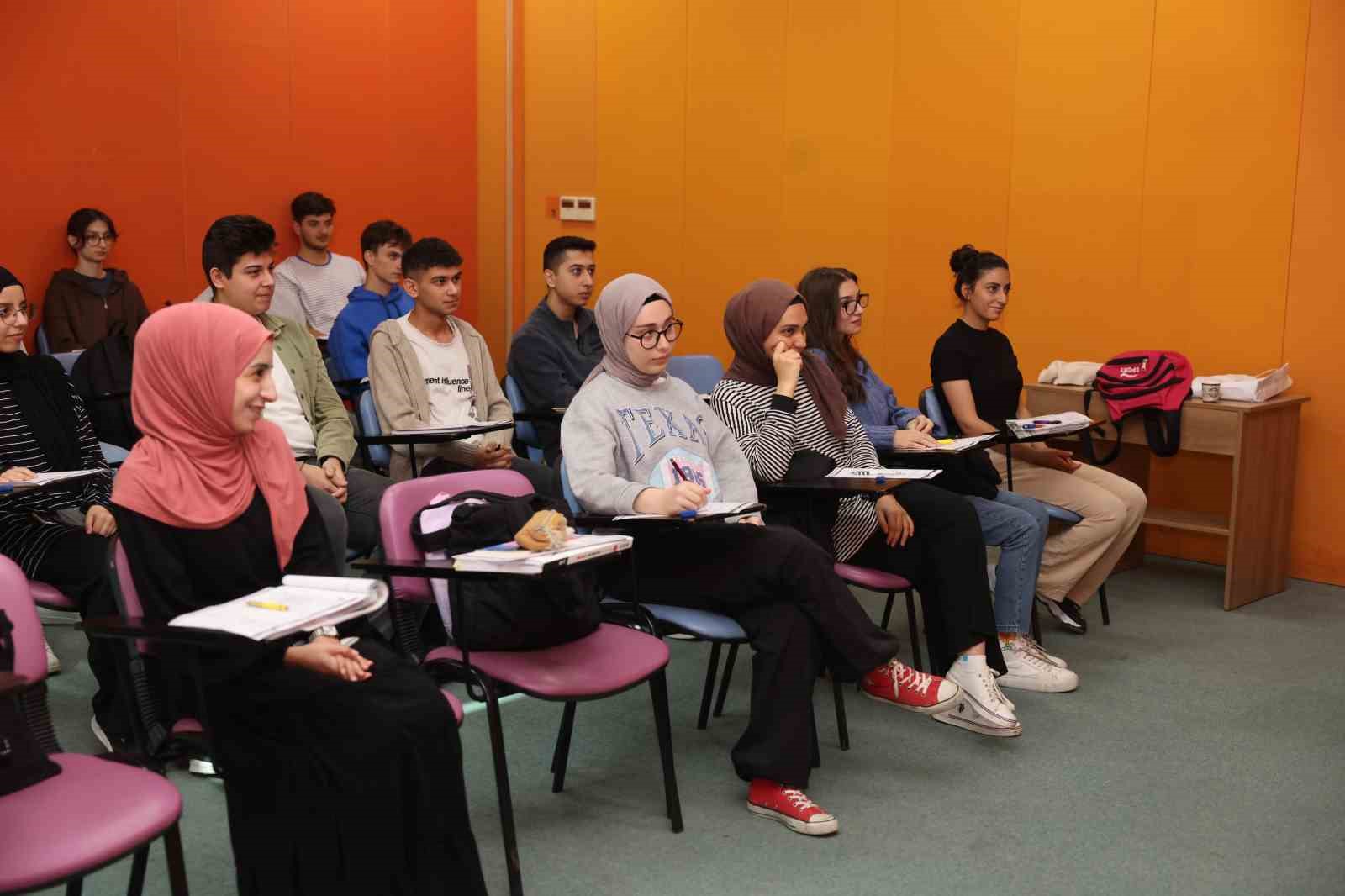 YKS ’ye hazırlanan öğrencilere ücretsiz kurs hizmeti