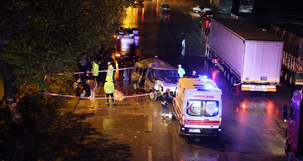 16 yaşındaki sürücünün kullandığı minibüs ağaca çarptı: 3 ölü, 4 yaralı
