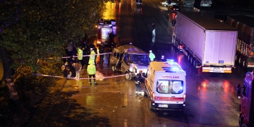 16 yaşındaki sürücünün kullandığı minibüs ağaca çarptı: 3 ölü, 4 yaralı