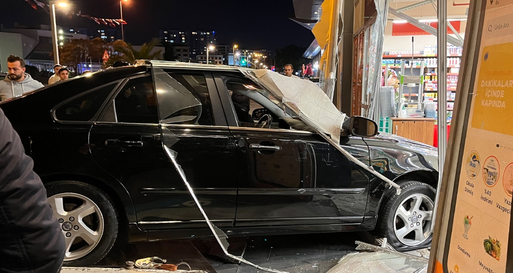 Avcılar ’da hızını alamayan otomobil zincir markete daldı