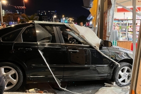 Avcılar ’da hızını alamayan otomobil zincir markete daldı
