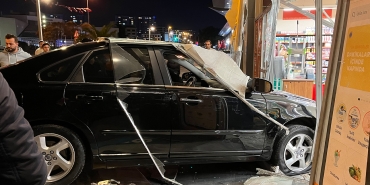 Avcılar ’da hızını alamayan otomobil zincir markete daldı