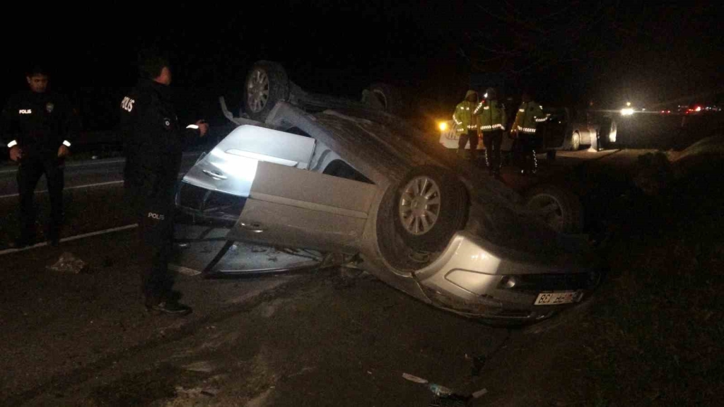 D-100 ’de takla atan otomobil su kanlına devrildi: 1 yaralı